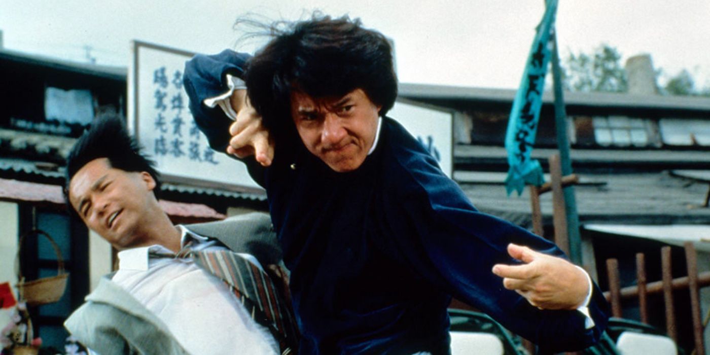 Jackie Chan chan firmly elbows a man in the face while also assuming the drunken boxing stance in Drunken Master II