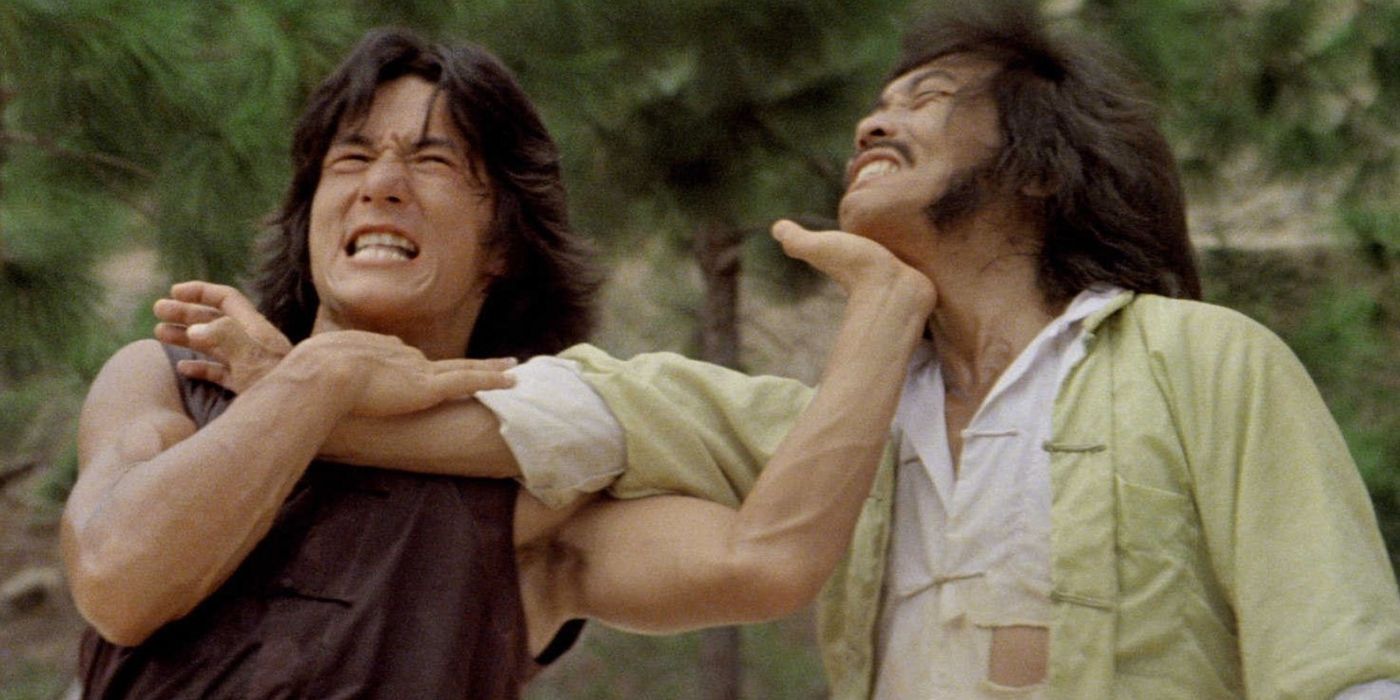 Jackie Chan rebatendo Jeong Lee-Hwang e acertando-o no queixo na cena de luta climática de Drunken Master