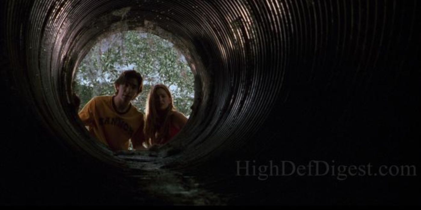 Darry and Trish looking in a pipe in Jeepers Creepers