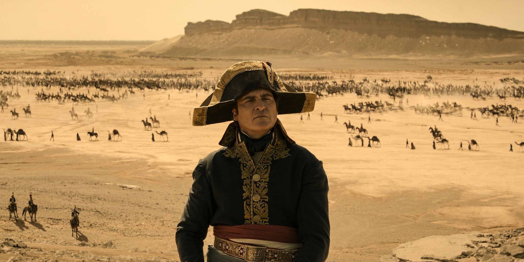 Joaquin Phoenix como Napoleón en un campo de batalla en Egipto en Napoleón de Ridley Scott