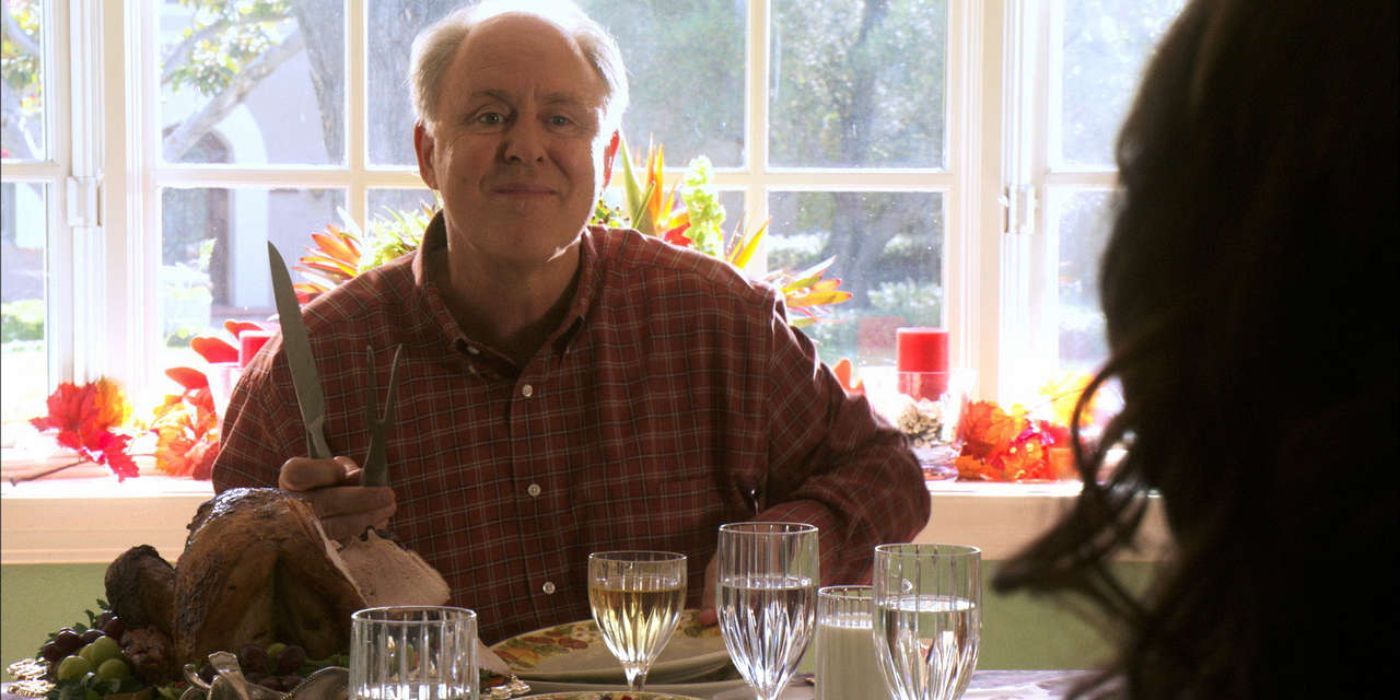 John Lithgow como Arthur Mitchell na cabeceira da mesa em uma cena de Ação de Graças em Dexter