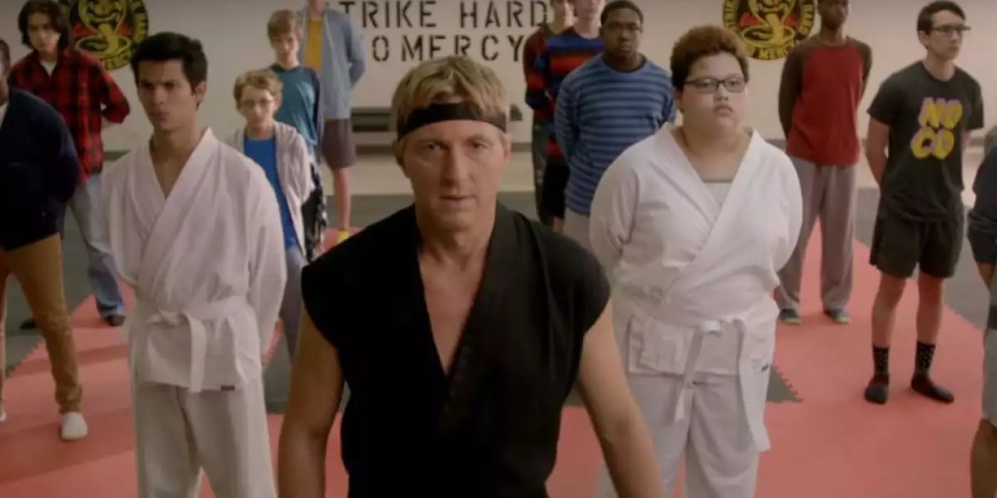 Johnny com alunos em Cobra Kai