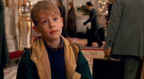 Kevin standing in the hotel lobby in Home Alone 2