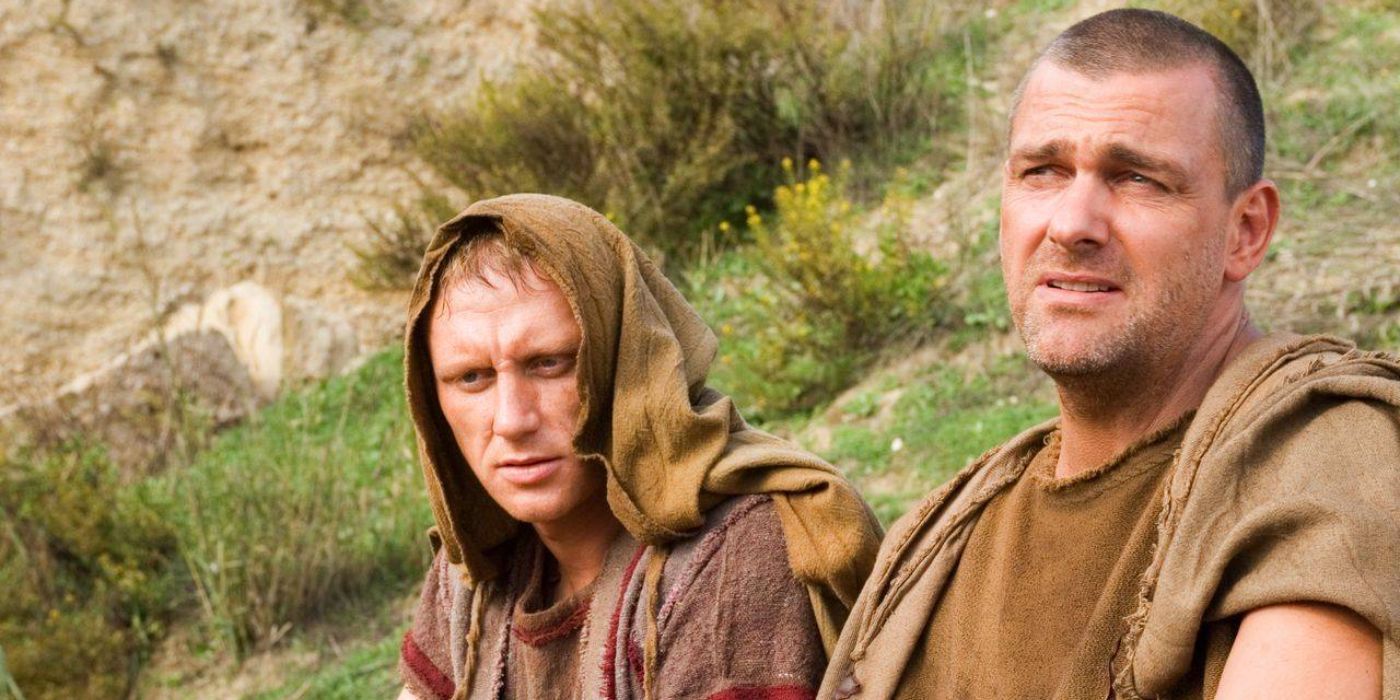 Kevin McKidd como Lucius Vorenus y Ray Stevenson como Titus Pullo sentados juntos en Roma.