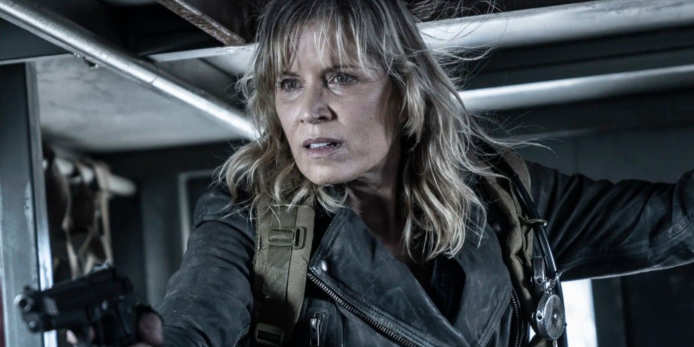 Kim Dickens as Madison Clark pointing a gun in Fear The Walking Dead