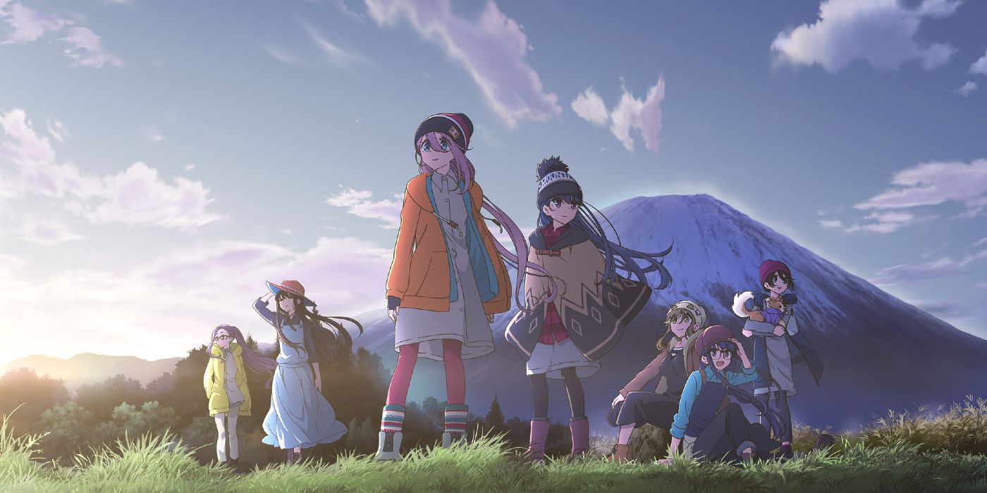 Imagem promocional do acampamento descontraído retratando o elenco principal na frente de uma montanha