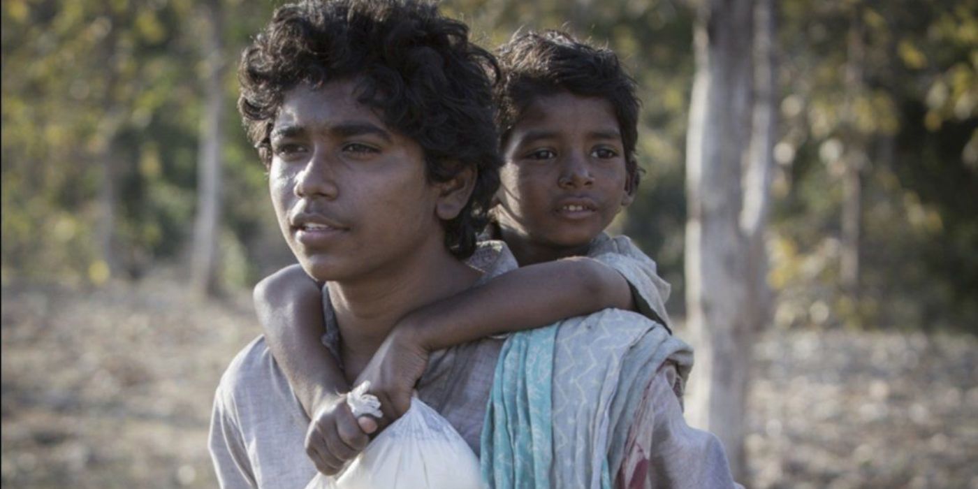 Young Saroo on the back of Gudoo in Lion