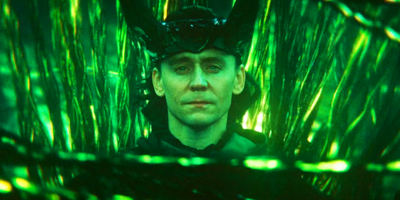 Loki como o Deus do Tempo na cena final da 2ª temporada de Loki