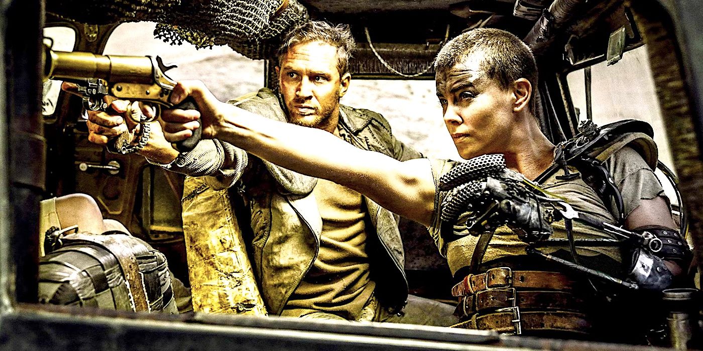 Tom Hardy y Charlize Theron como Mad Max y Furiosa apuntan con armas por la ventana de un auto en Fury Road