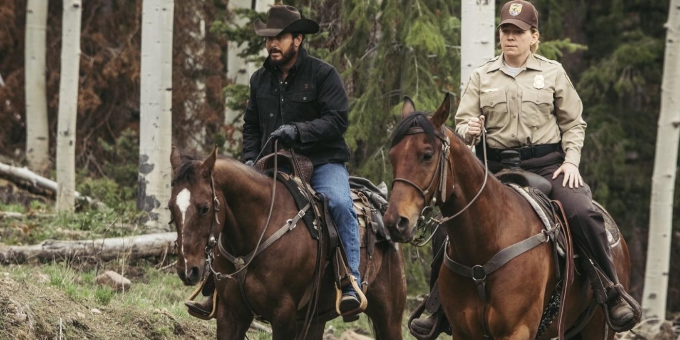 Rip (Cole Hauser) andando a cavalo com um guarda florestal na 1ª temporada de Yellowstone