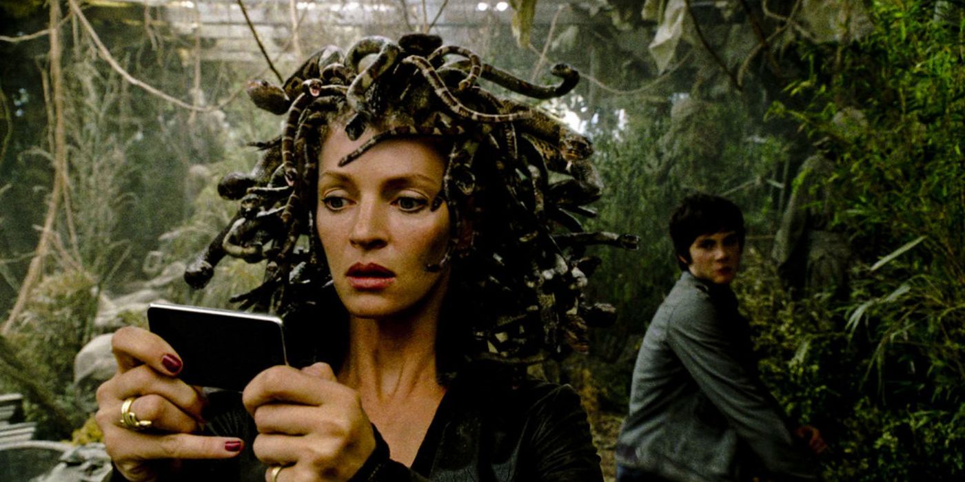 Uma Thurman nel ruolo di Medusa con in mano un iPod nel film Percy Jackson