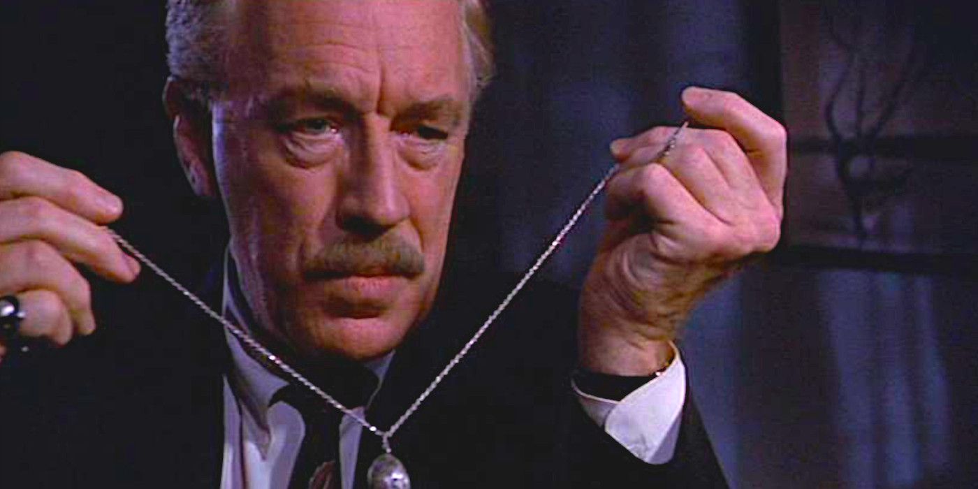 Max Von Sydow reaching out a locket and chain in Needful Things