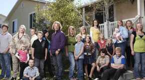Sister Wives Kody, Janelle, Christine, Meri, and Robyn Brown with children for family promo shot