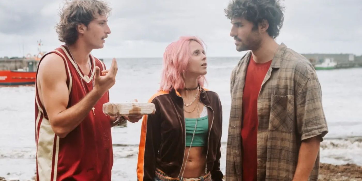 Eduardo, Carlos, and Eduardo argue on the beach in Turn of the Tide
