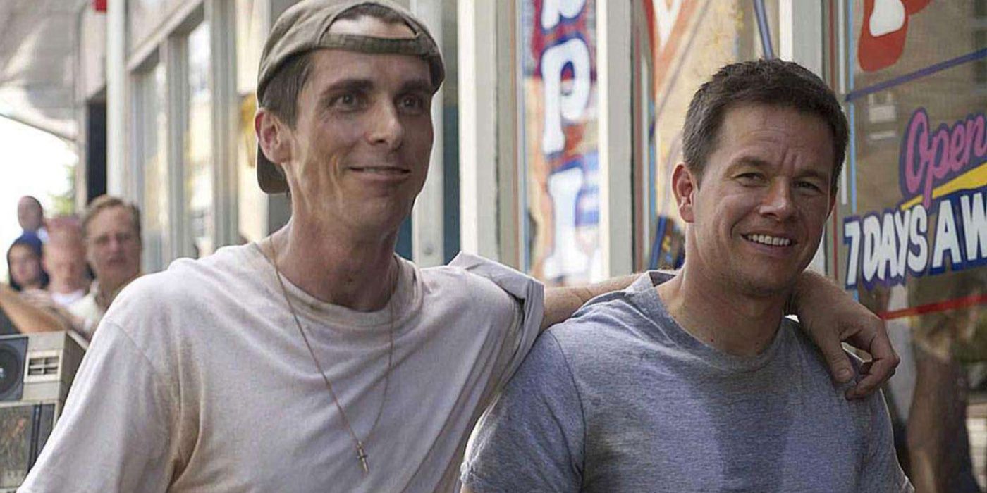 Dicky (Christian Bale) e Micky (Mark Wahlberg) caminhando pela rua em The Fighter