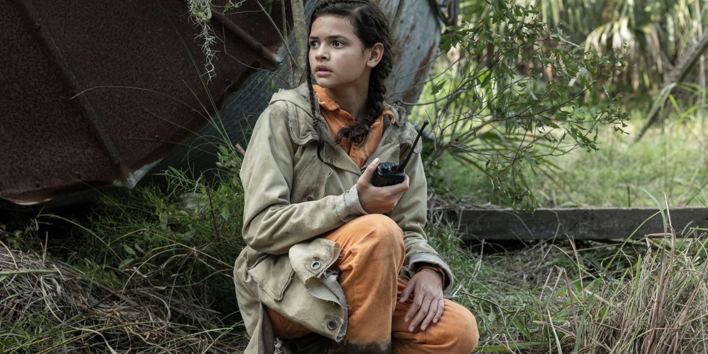 Mo crouches with a radio in Fear the Walking Dead