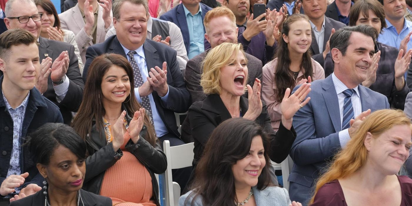 Os Mitchells e Dunphys comemorando em um evento na 10ª temporada de Modern Family