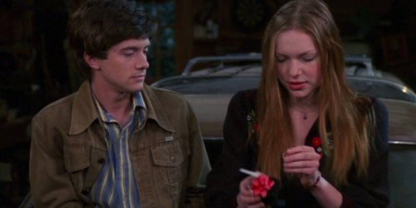 Eric and Donna look at her promise ring in That '70s Show season 3.