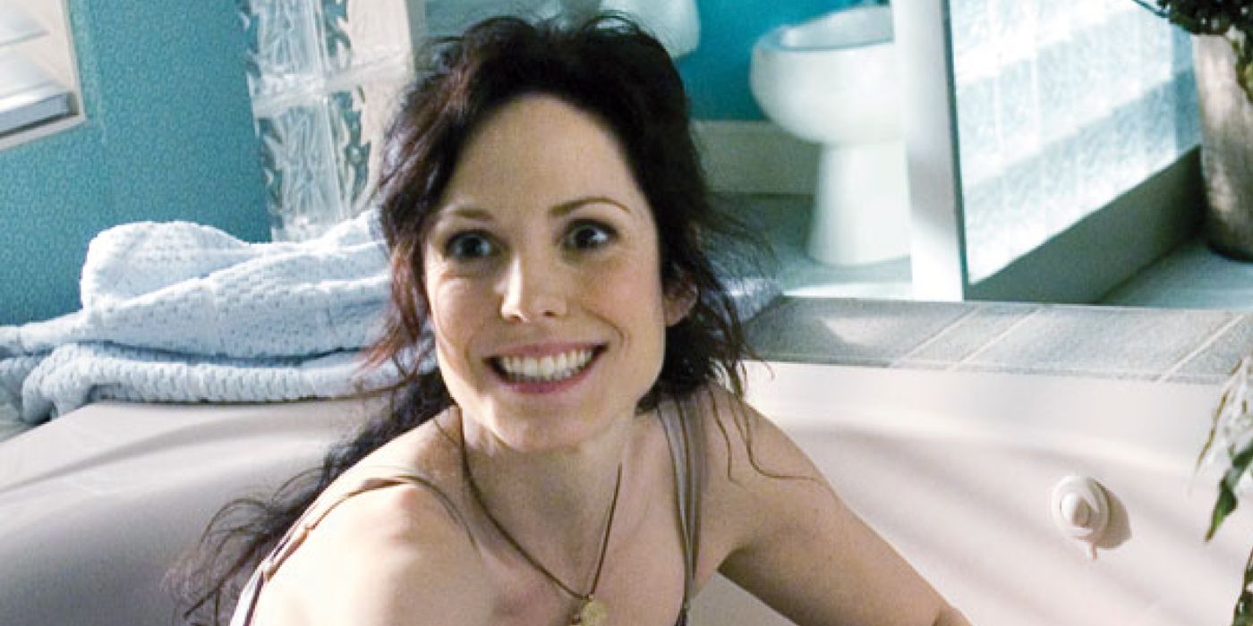 Nancy in a bathtub in Weeds season 2