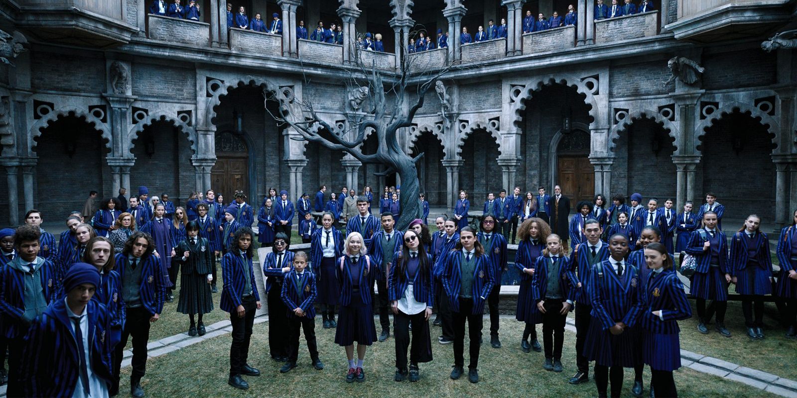 Uma foto ampla dos alunos da Nevermore Academy na quarta-feira.