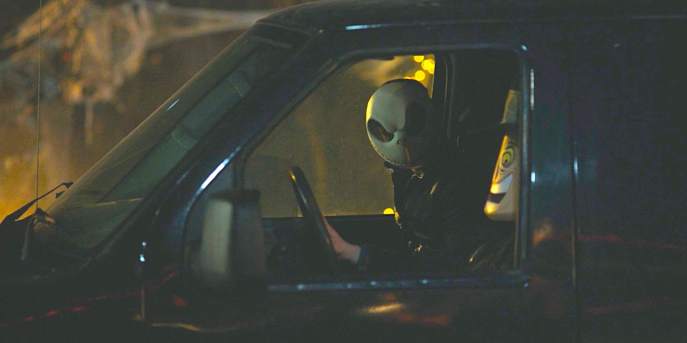 Un hombre con una máscara de Jack Skellington se inclina hacia adelante en un automóvil para mirar por la ventana lateral en la temporada 5 de Fargo.