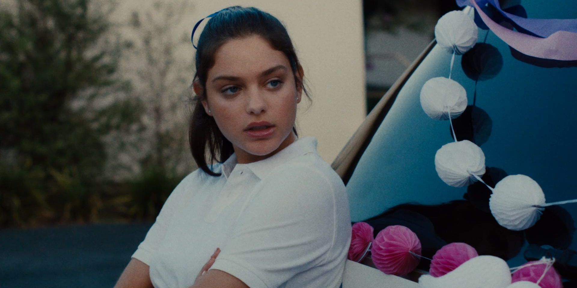 Odeya Rush leaning on a car in Lady Bird