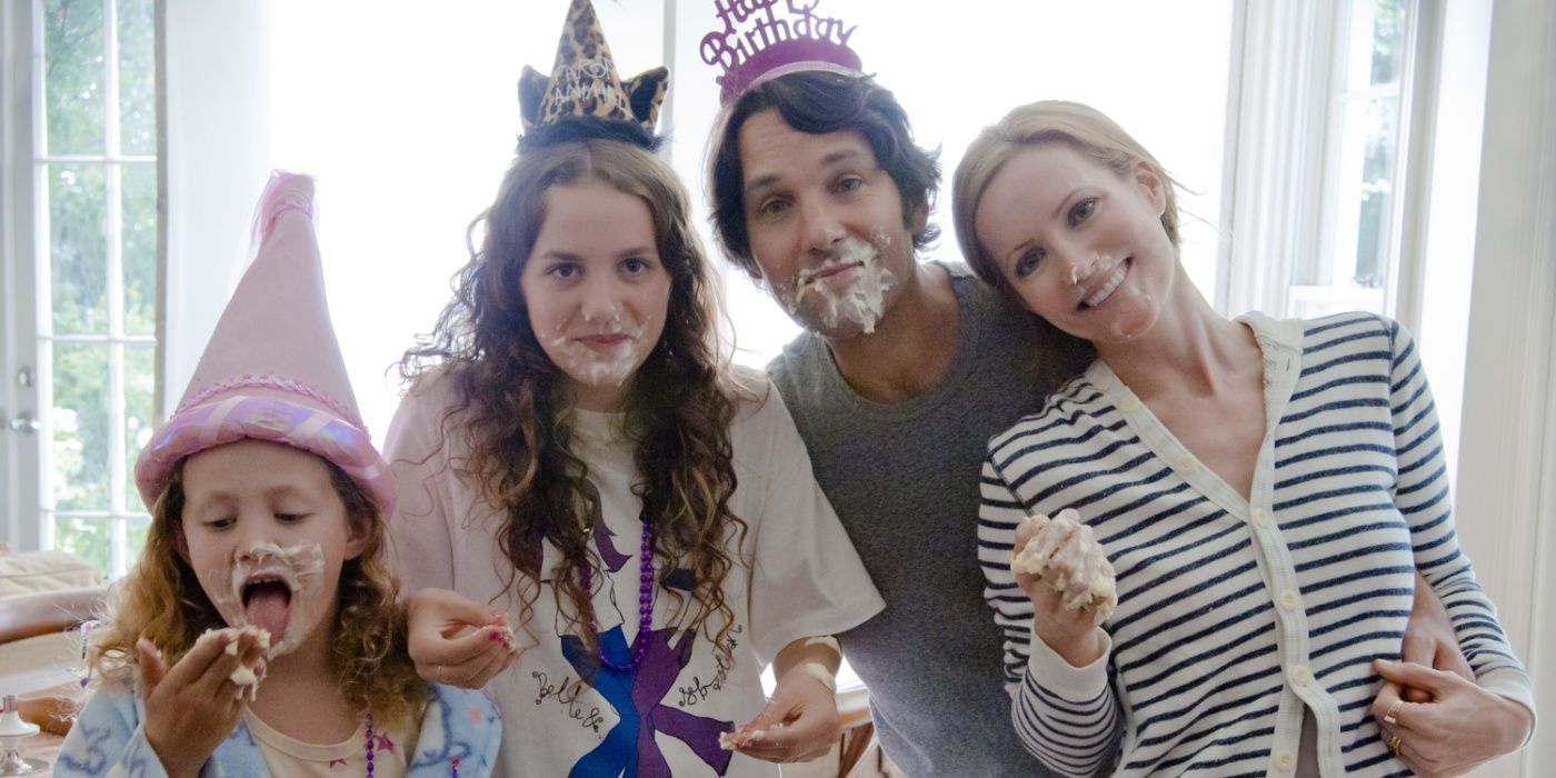 Paul Rudd, Leslie Mann, and their daughters with birthday cake on their faces in This Is 40