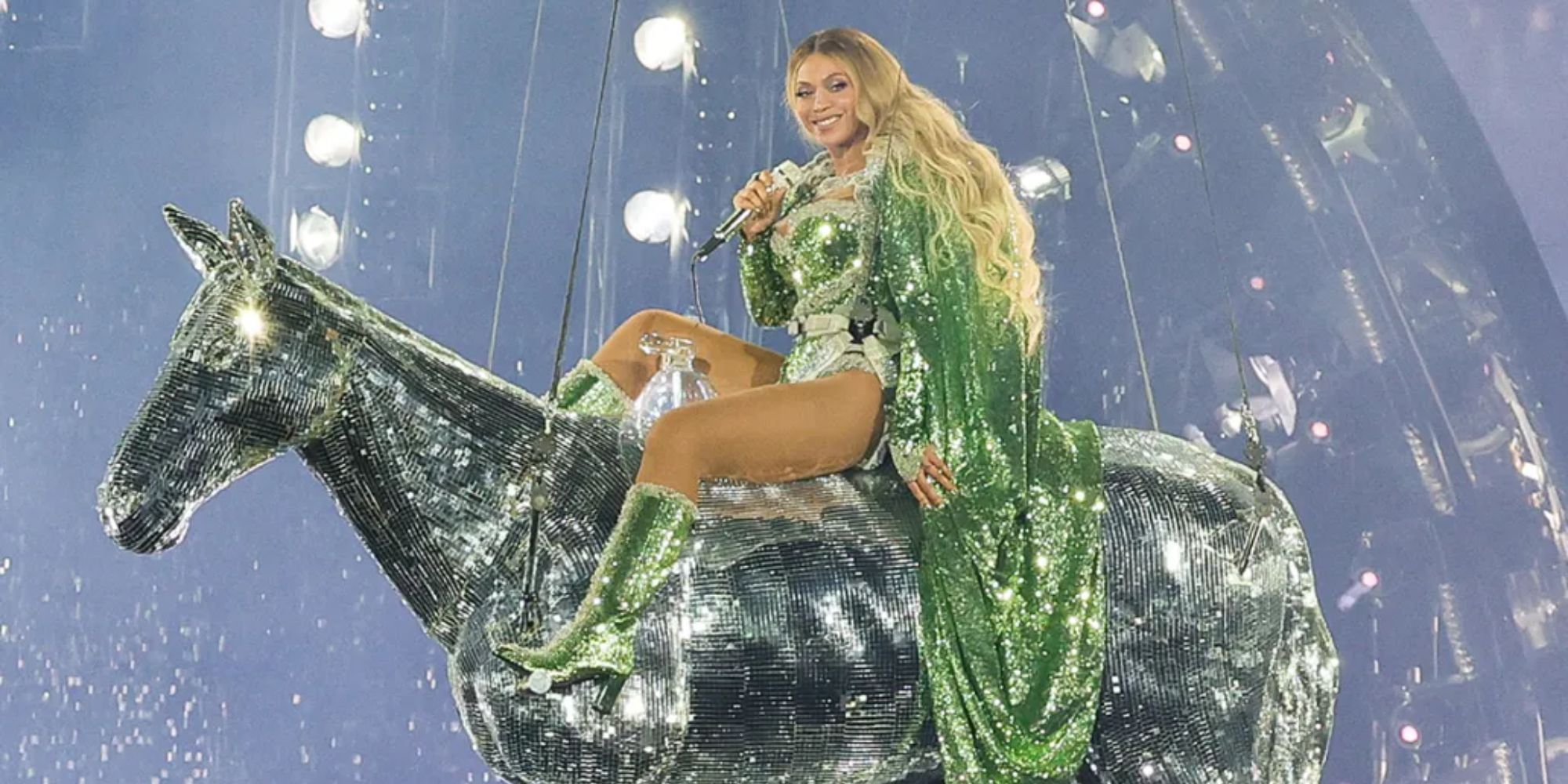 Beyonce está sentada sobre un caballo en el escenario. 
