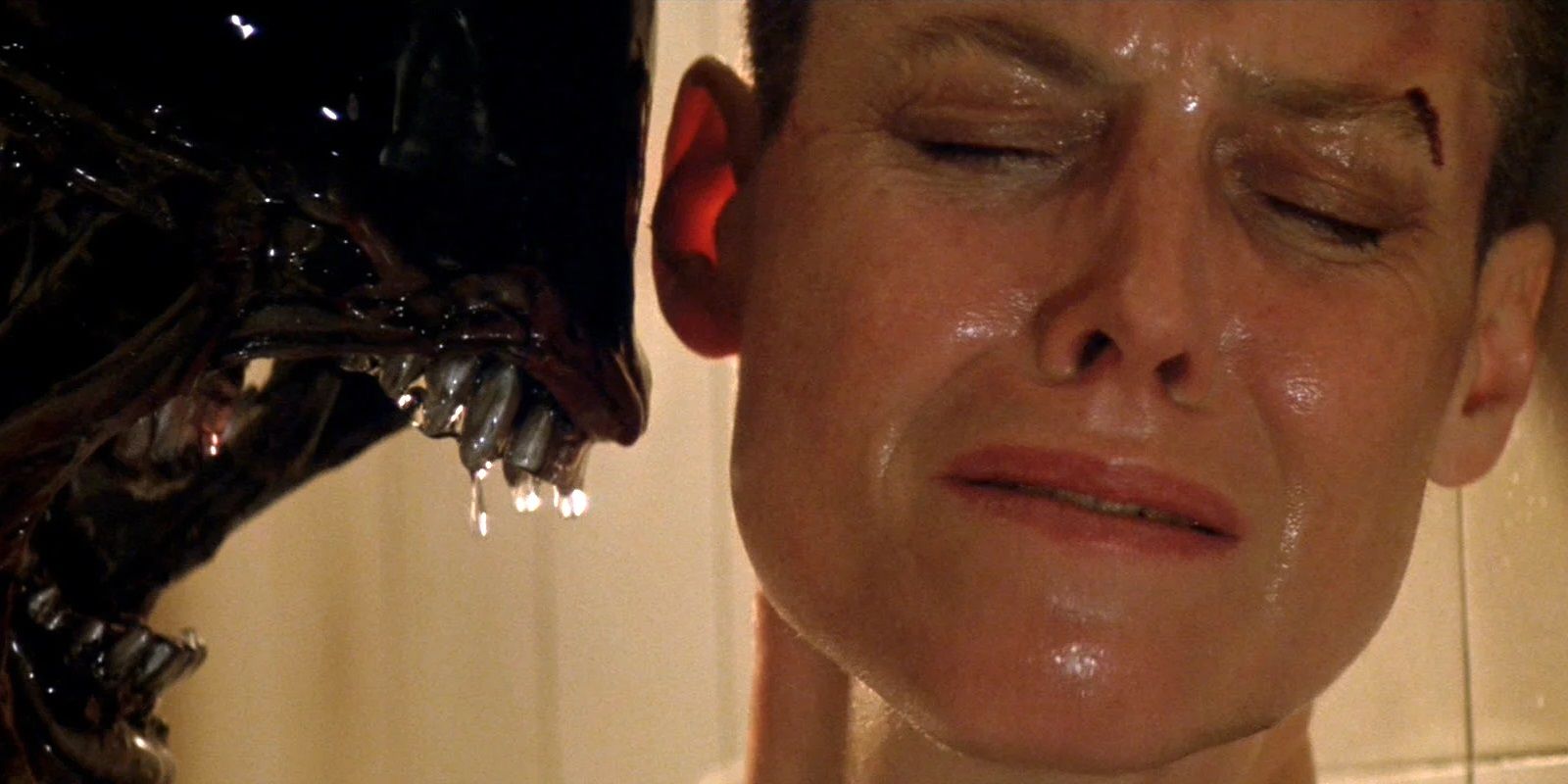 Ripley is attacked by a xenomorph in Alien 3