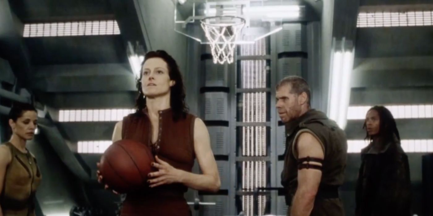 Sigourney Weavers como Ellen Ripley joga basquete em Alien Resurrection