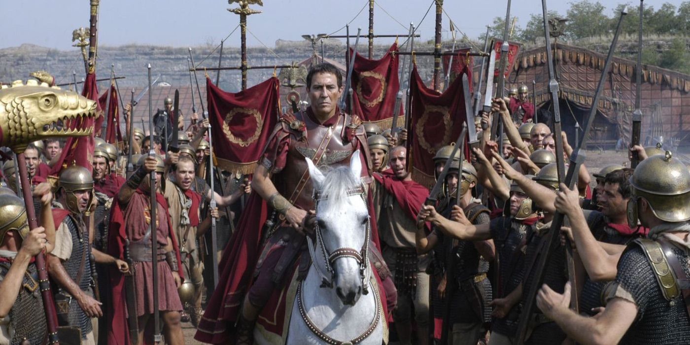 Julio César monta un caballo blanco junto a soldados que lo vitorean en Roma.