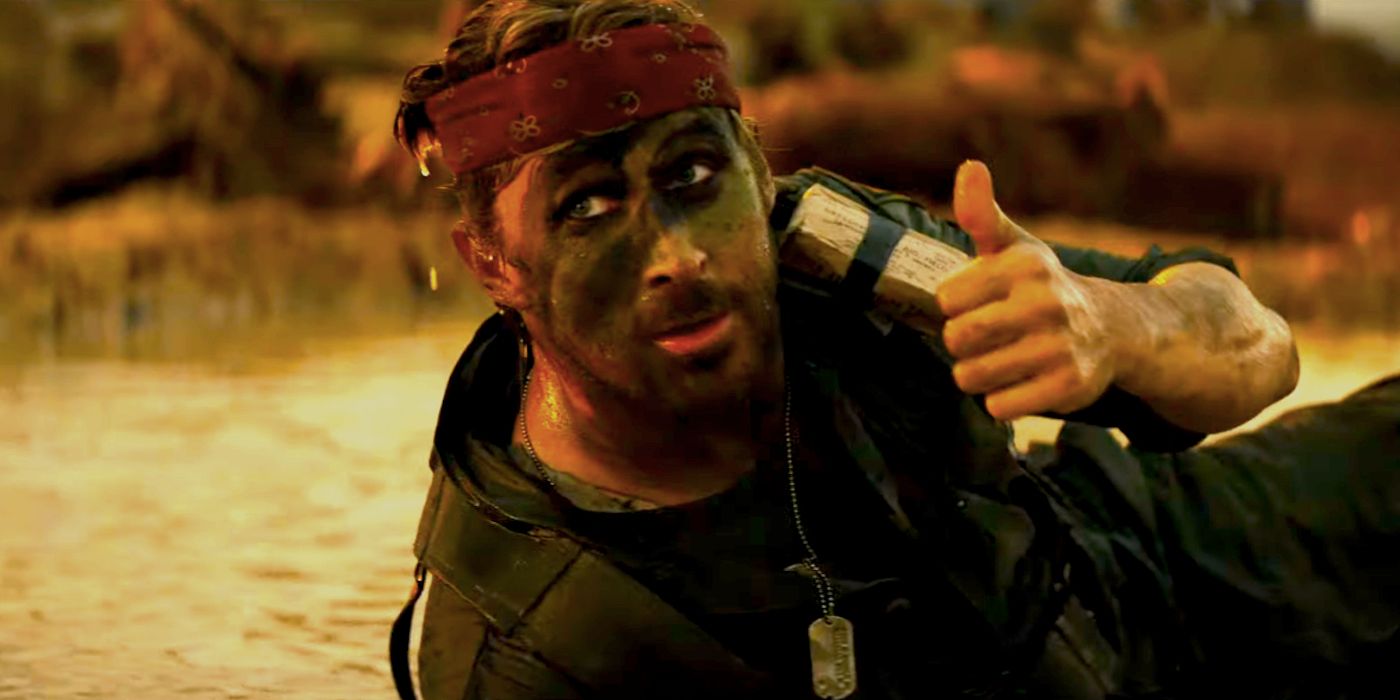Ryan Gosling dans le rôle de Colt levant le pouce en uniforme militaire dans The Fall Guy