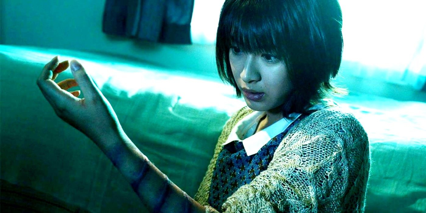 Fuko Ando looking at her arm in Sadako 3D 2