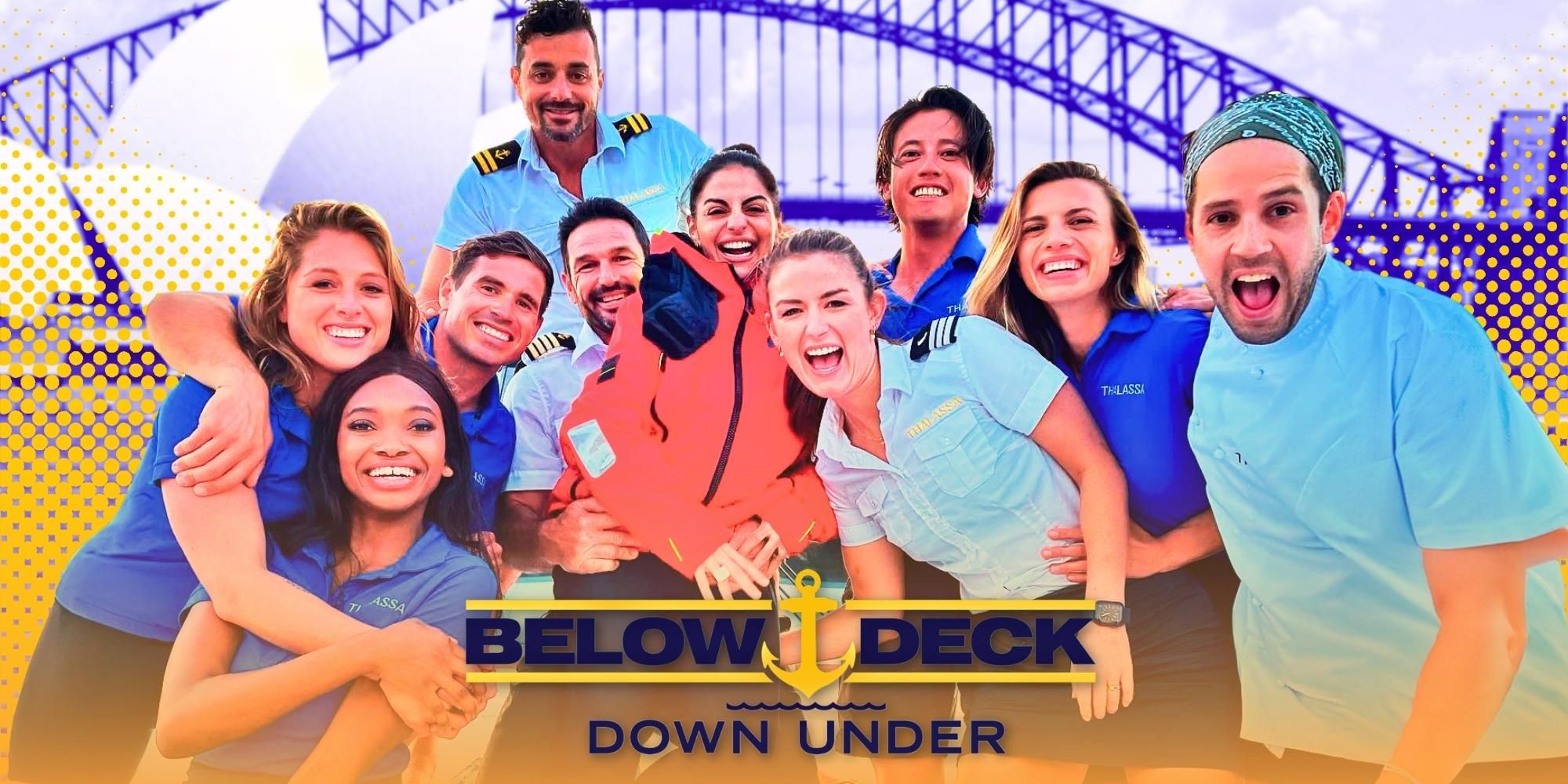   Elenco de Below Deck Down Under da 1ª temporada sorrindo junto com cores brilhantes