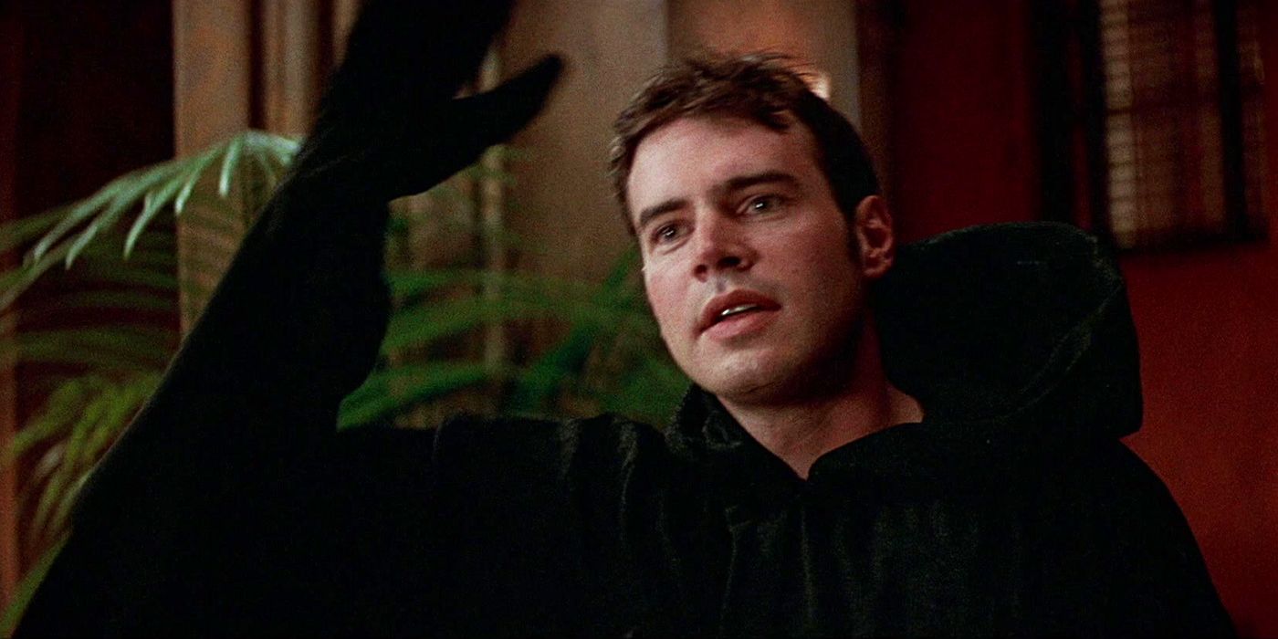 Scott Foley as Roman Bridger dressed as Ghostface with his hand up in Scream 3