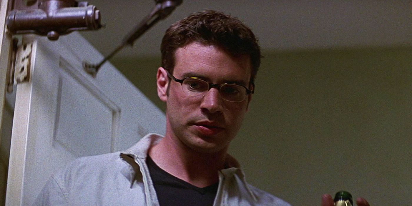 Scott Foley as Roman Bridger looking down and confused in Scream 3
