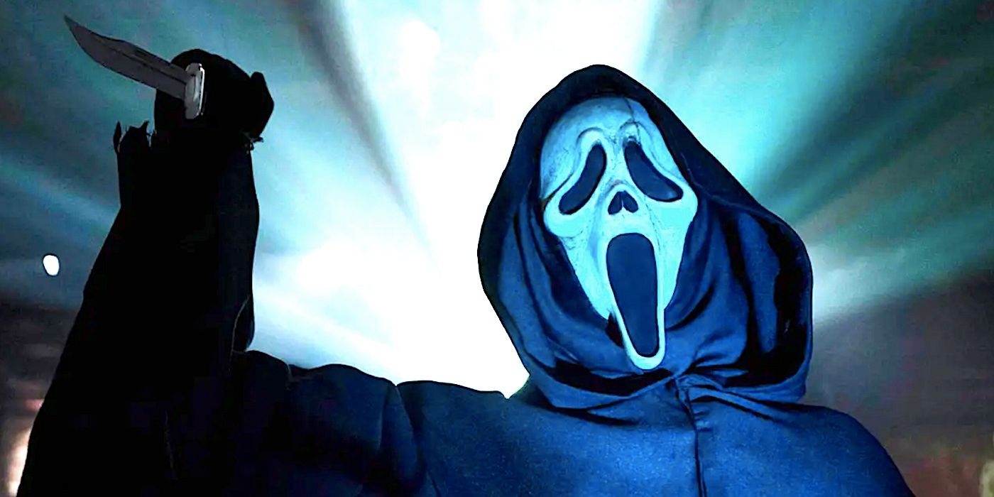 Ghostface di Scream 6 tiene un coltello davanti a un proiettore