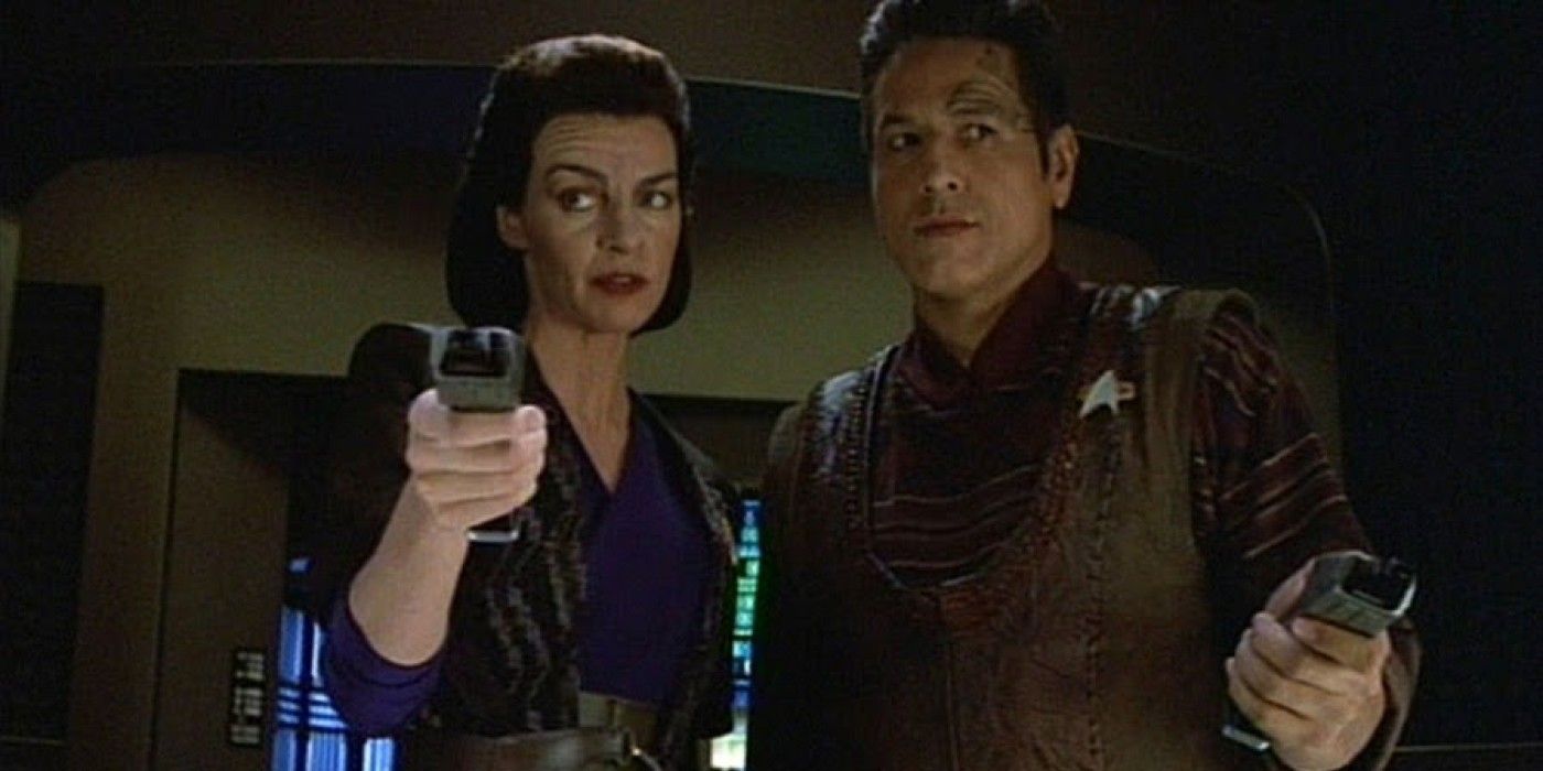 Martha Hackett as Seska and Robert Beltran as Chakotay aim phasers offscreen in Star Trek: Voyager season 3, episode 25, 
