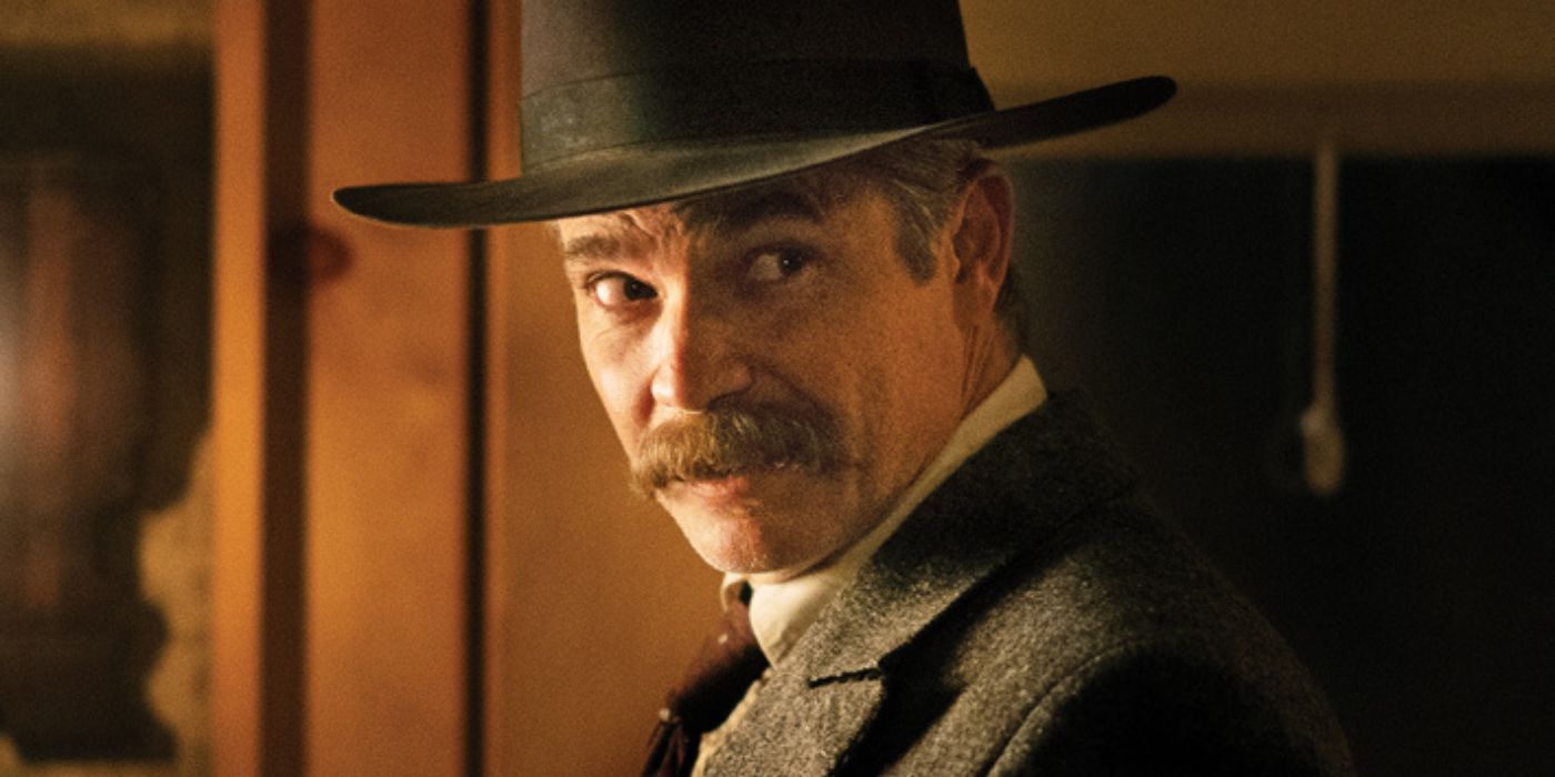 Timothy Olyphant como Seth Bullock enquanto olha cautelosamente por cima do ombro em Deadwood: The Movie de 2019