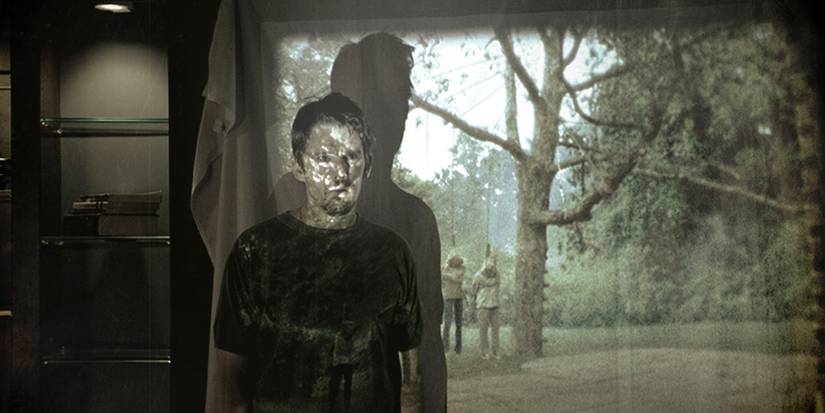 Ethan Hawke's Ellison stands in front of projector in Sinister (2012)