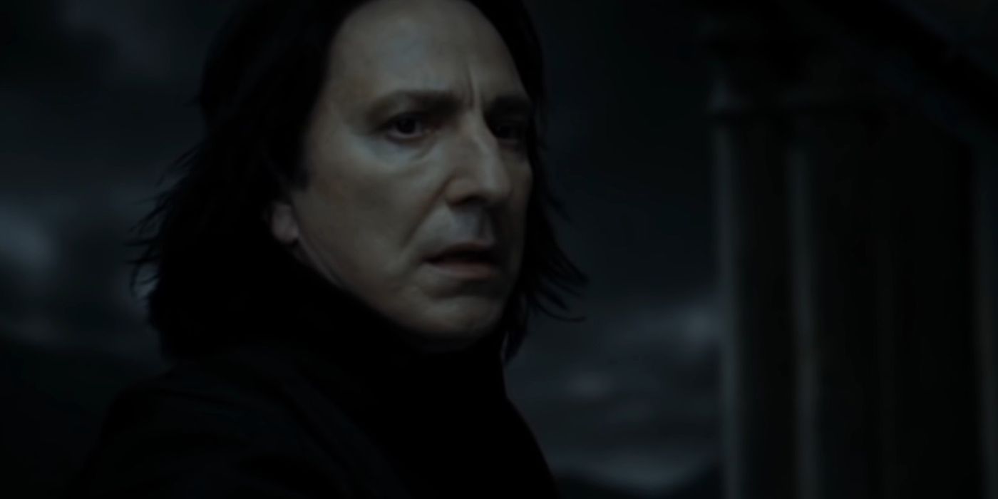 Snape looks at Harry Potter-1