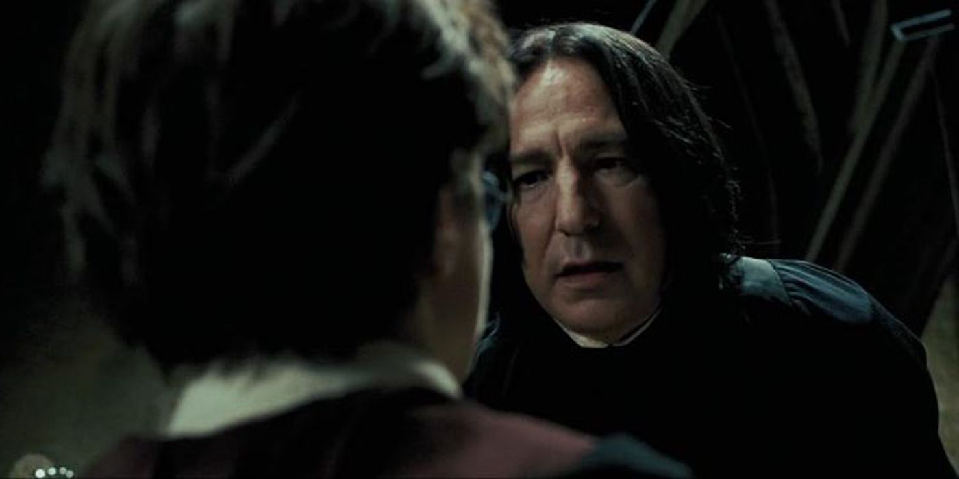 Snape hablando con desprecio a Harry Potter.