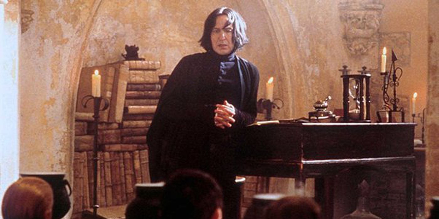 Alan Rickman como Snape ensinando uma aula de Poções em Harry Potter e a Pedra Filosofal