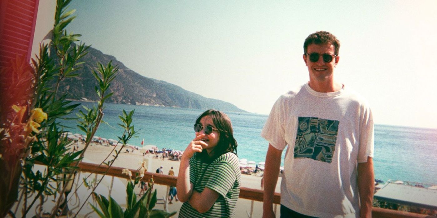 Sophie and Calum posing for a picture against the ocean in Aftersun.