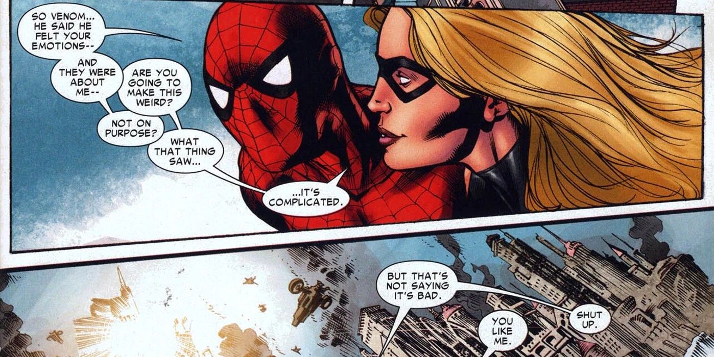 Homem-Aranha e Sra. Marvel, também conhecida como Capitã Marvel Carol Danvers no final do Marvel Siege