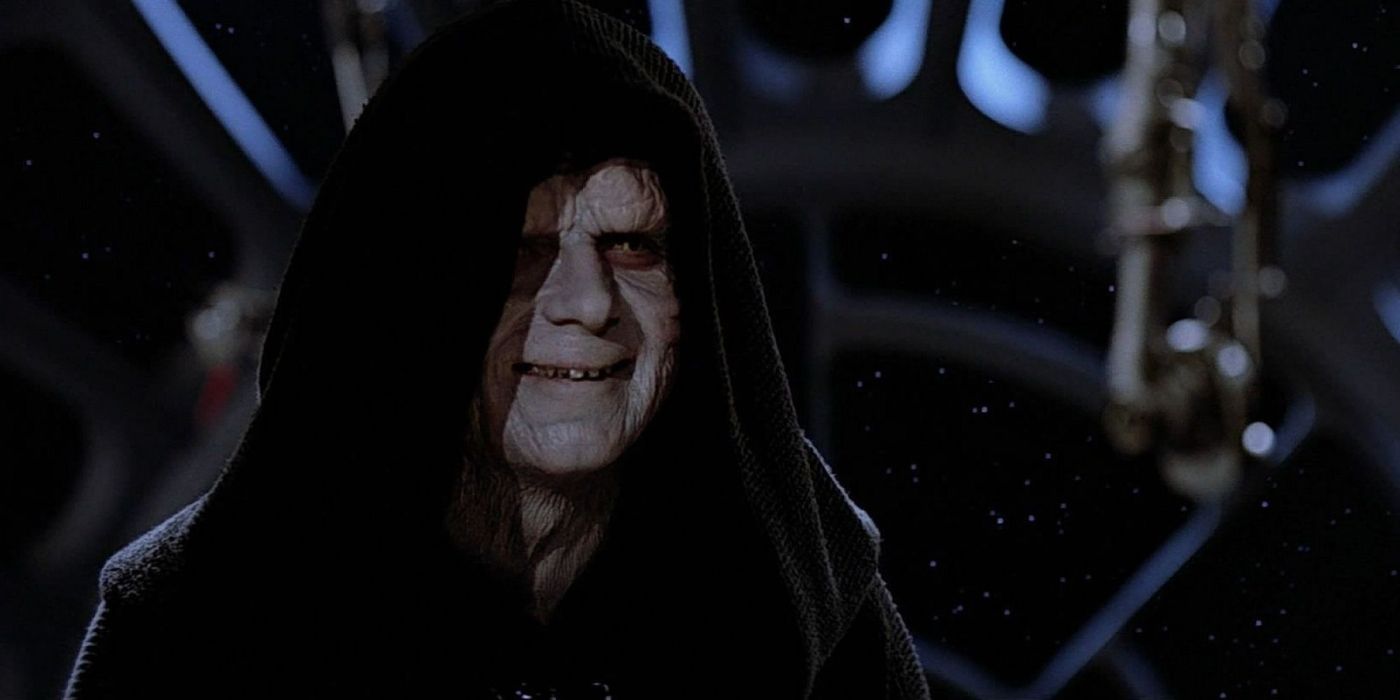 Ian McDiarmid como Imperador Palpatine em Star Wars sorrindo por baixo de seu capuz preto