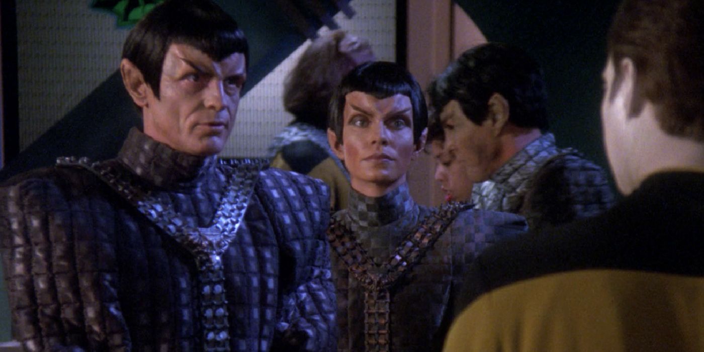 Data has a discussion with two Romulans in Star Trek: TNG