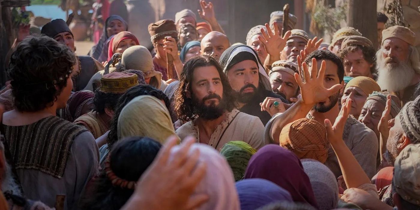 Jesus surrounded by a large crowd of followers in The Chosen