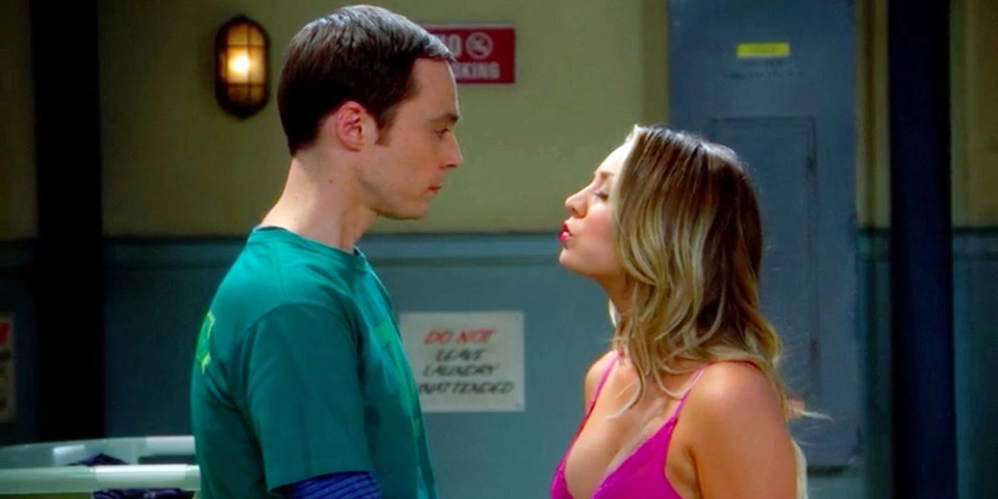 Kaley Cuoco como Penny haciendo un movimiento con Jim Parsons como Sheldon en el episodio de The Big Bang Theory 