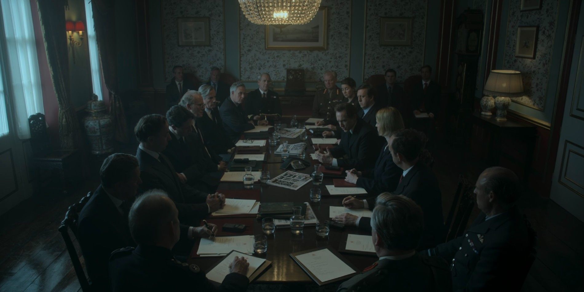 El primer ministro de Tony Blair se reúne en una mesa redonda con otros en la temporada 6 de The Crwon